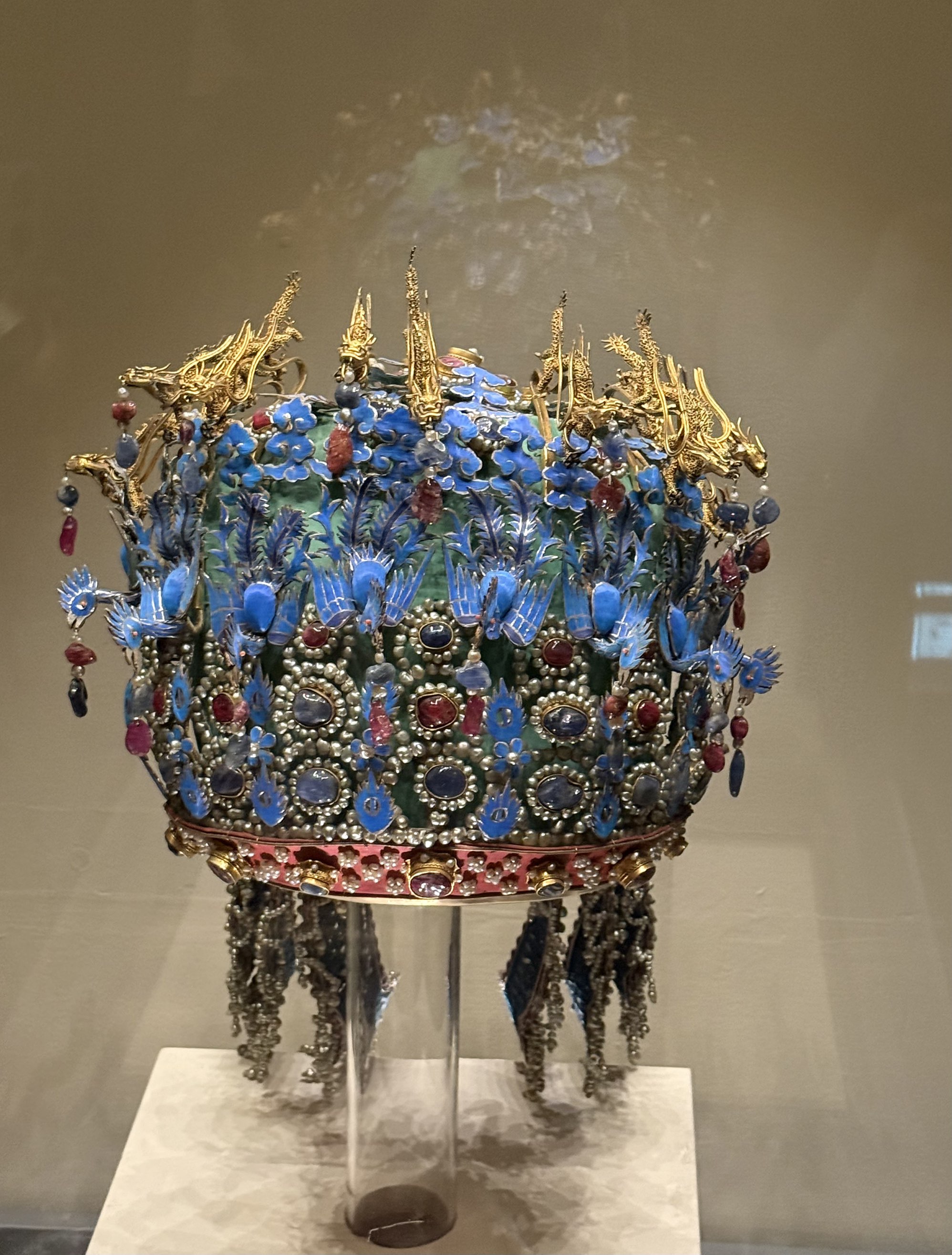 宫廷冠饰展示图